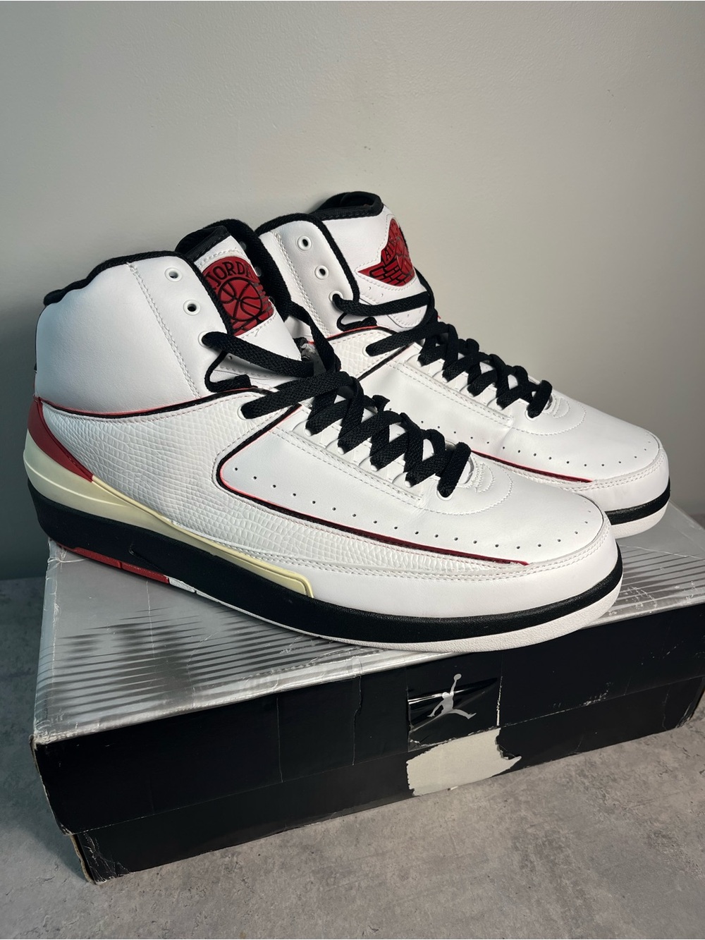 Air Jordan 2 Retro 2010 Sneakers White Varsity Red Black Chicago Bulls Size 14